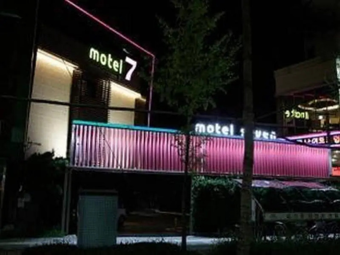 Seven Motel