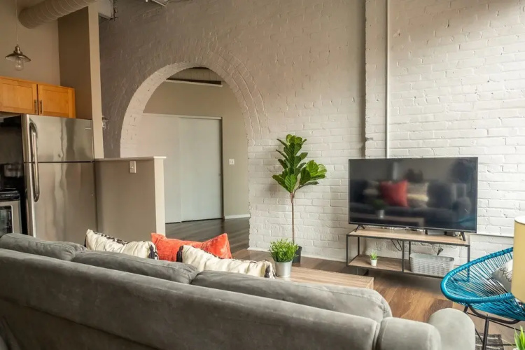 FRONTDESK East 8 Loft Apts Downtown Cincinnati