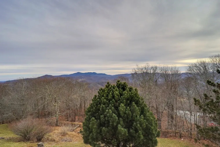 Lovely Beech Mountain Condo w/ Balcony & Views!