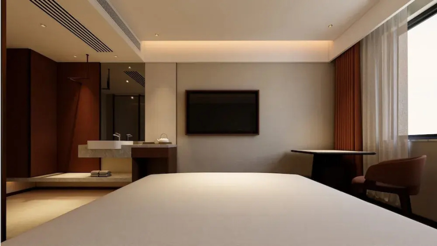 Red Wall Hotel