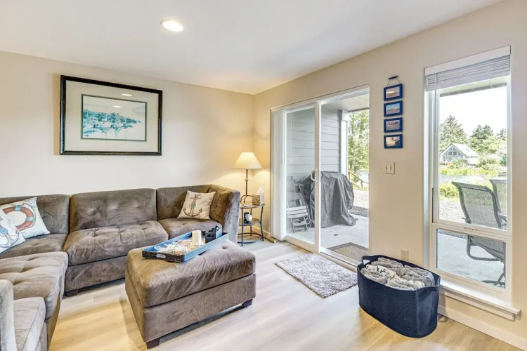 Morning Hikes & Beach Nights: Canalfront Condo!