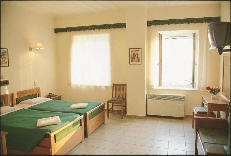 Standard Triple room