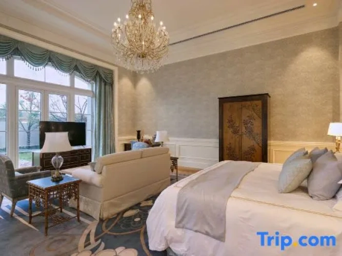 Presidential Sextuple Suite