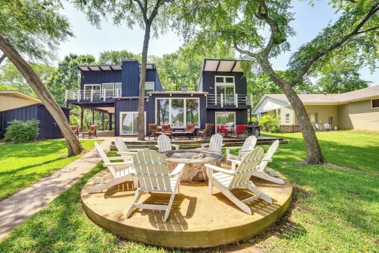 Waterfront Gem on Cedar Creek Lake w/ Deck + Games