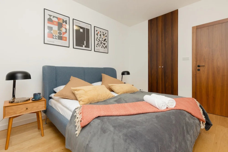 Sunny & Elegant Apartment by Renters