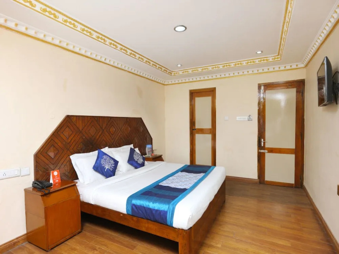 OYO 13807 Hotel Gurupriya
