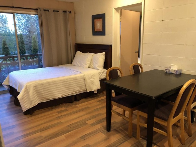 Holiday House Motel