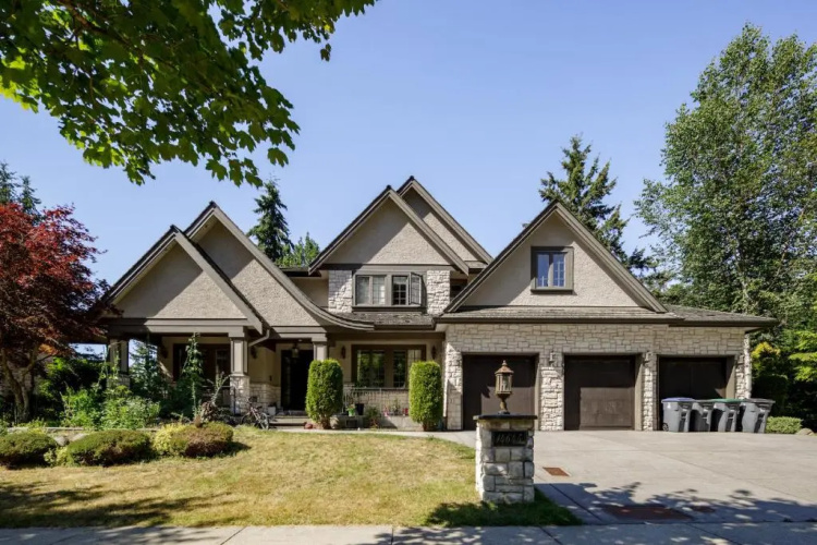 Cozy 2-bedrooms unit in Surrey