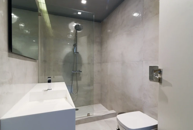 5 Bedrooms Villa
