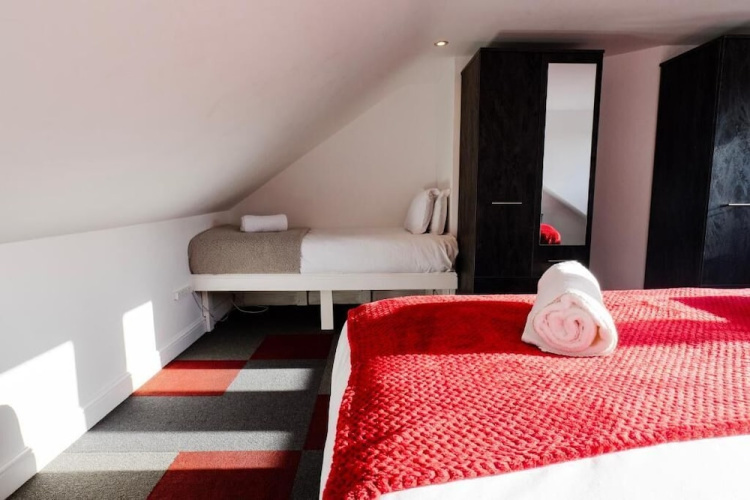 Gloucester-4 Bed Home for Work & Leisure