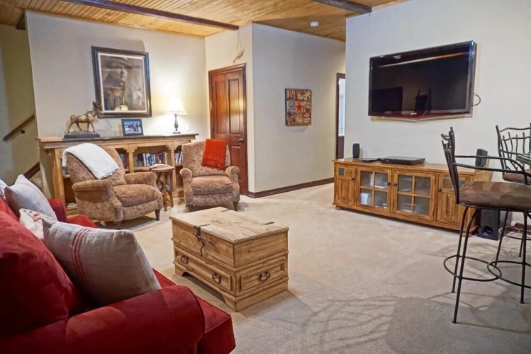 2095 Vermont Rd W Plus - 6 Br Home