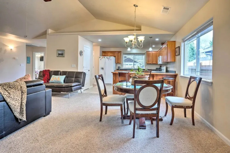 Grants Pass Home: 1 Mi to Downtown & Rogue River!