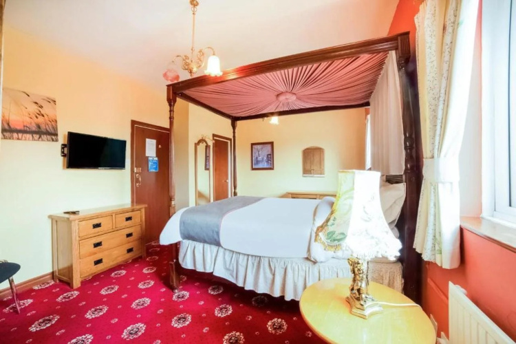 OYO The Royal Hotel