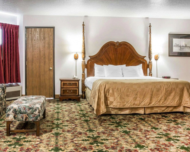 Clarion Hotel Mackinaw City Beachfront