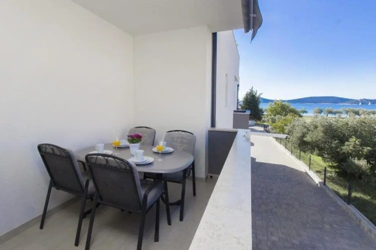 Apartment with sea view