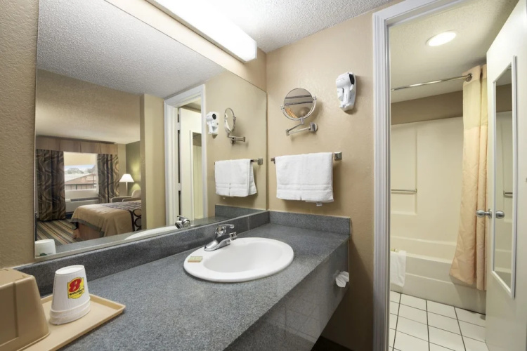 Super 8 Meridian