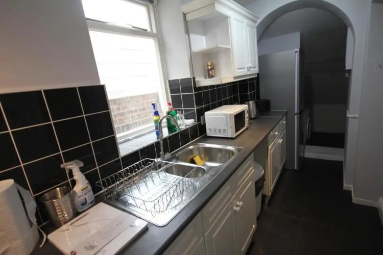 Eversley Gardens -Apt A