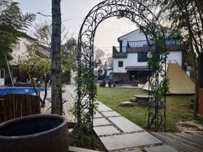 Liyang Lake Mountain in the View B&B