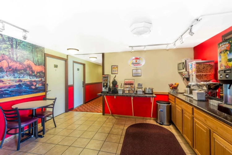 Super 8 Sheridan