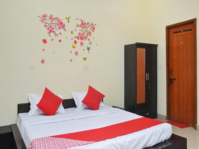 OYO 24622 Hotel Crystal Leaf