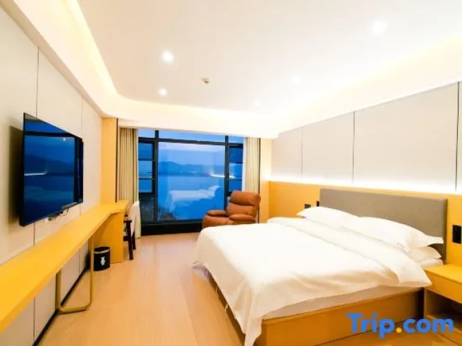 Standard Double room with lake view