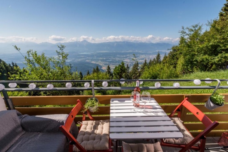 Apartment with mountain view