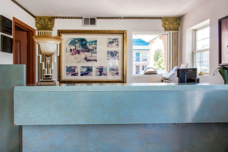 Delux Inn & Suites