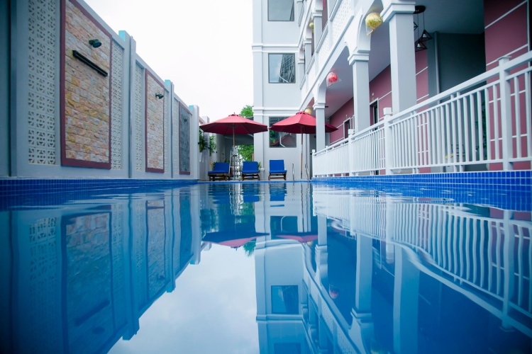 Deluxe Twin room with pool view