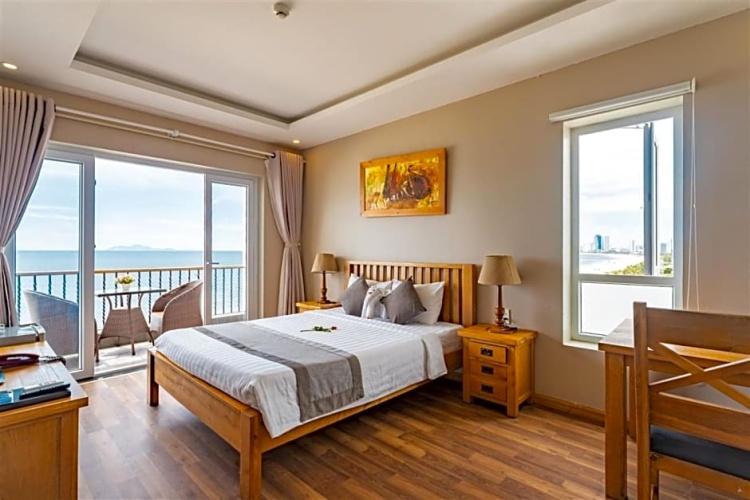 Suite with balcony and seafront