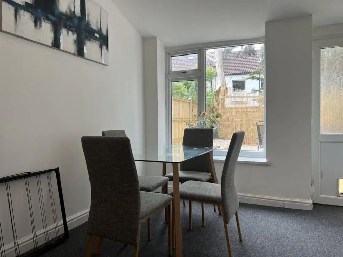 Bristol - 4 Beds - Sleeps 7 - For Groups - Garden