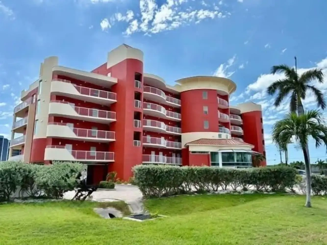 Crystal Palms 207