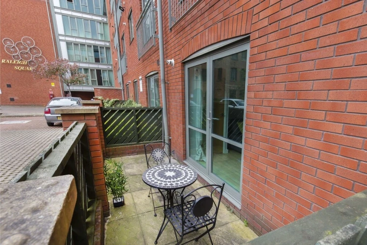 2 Bedrooms Apartment