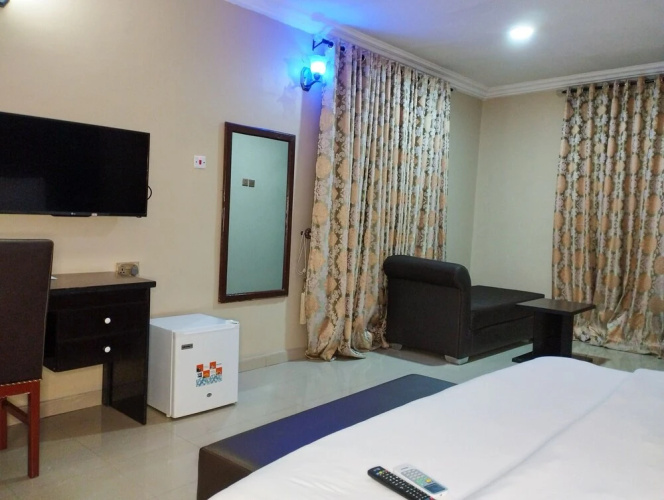 Breakfort Hotel and Suites