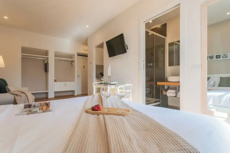 MT Studio by Rent All Como by Rent all Como