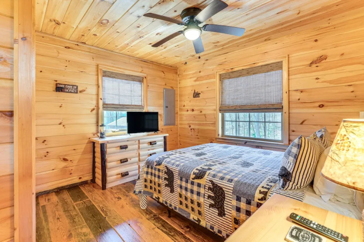 Hot Tub + Fire Pit: Dog-friendly Cabin in Murphy!