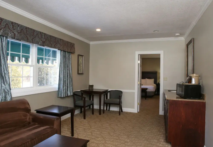 Golden Apple Inn