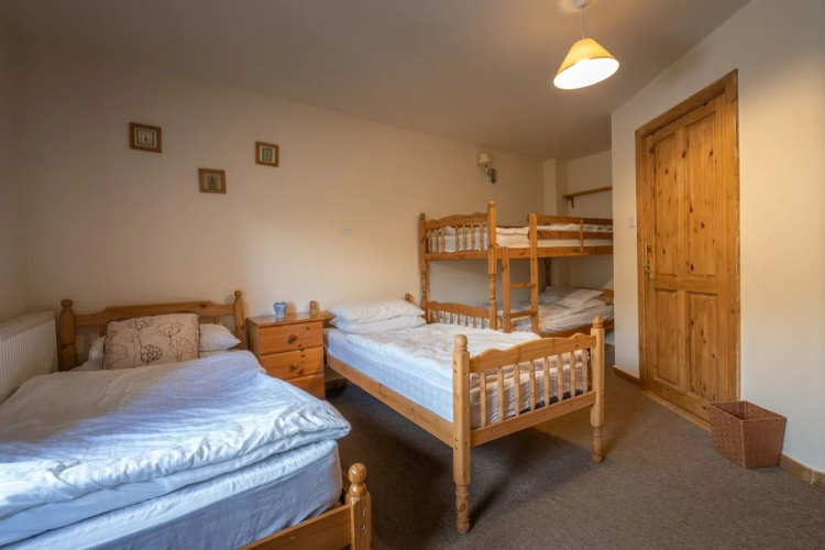 The Holmes Barn - Sleeps 16 - Pet Friendly