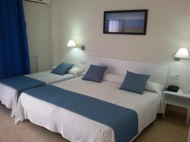 Standard Triple room