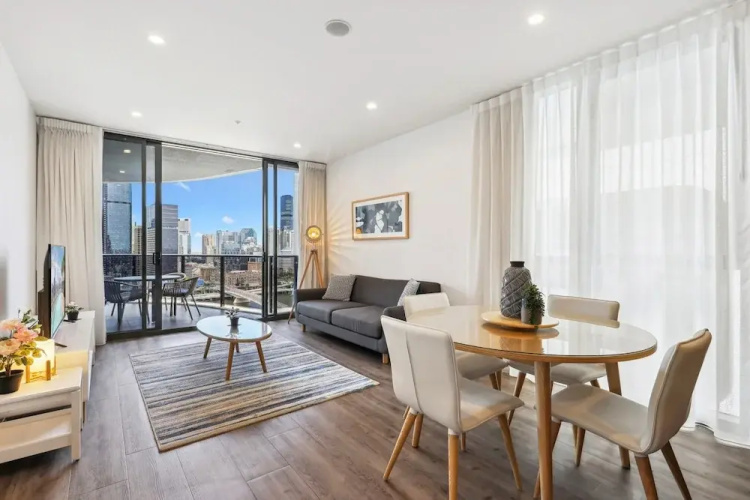 Chic 2-bed With Rooftop Pool Overlooking the City