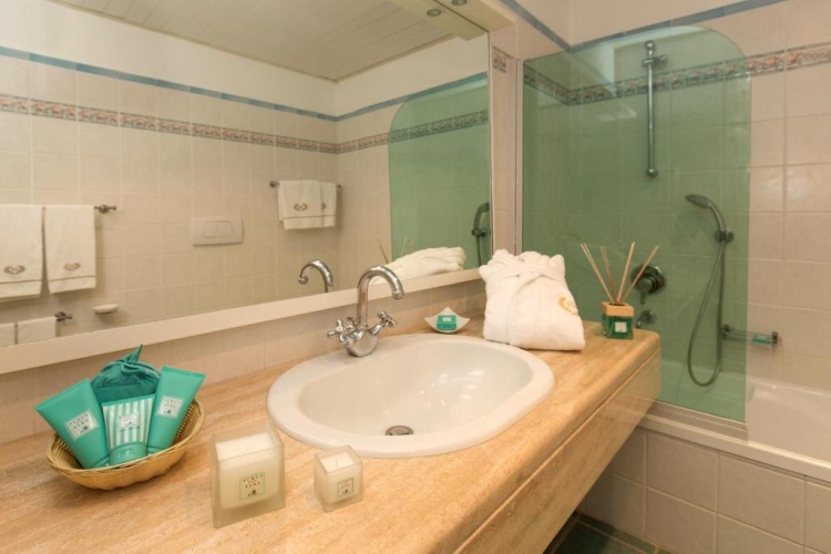 Standard Triple room with sea view