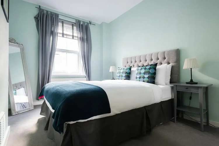 4 Bedrooms Apartment