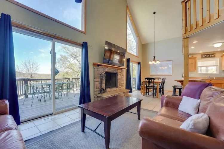 Relaxing Lakeview Retreat in Reeds Spring w/ Deck