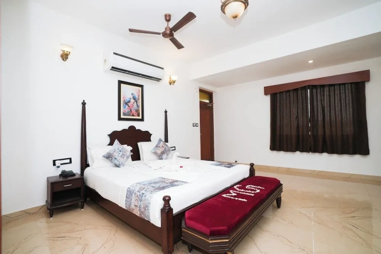 Premium Suite with land view