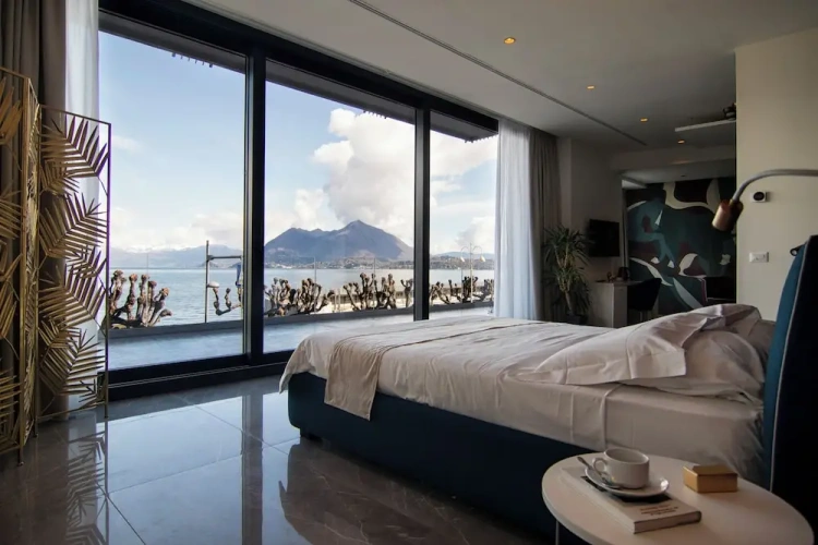 Standard Double room with lake view