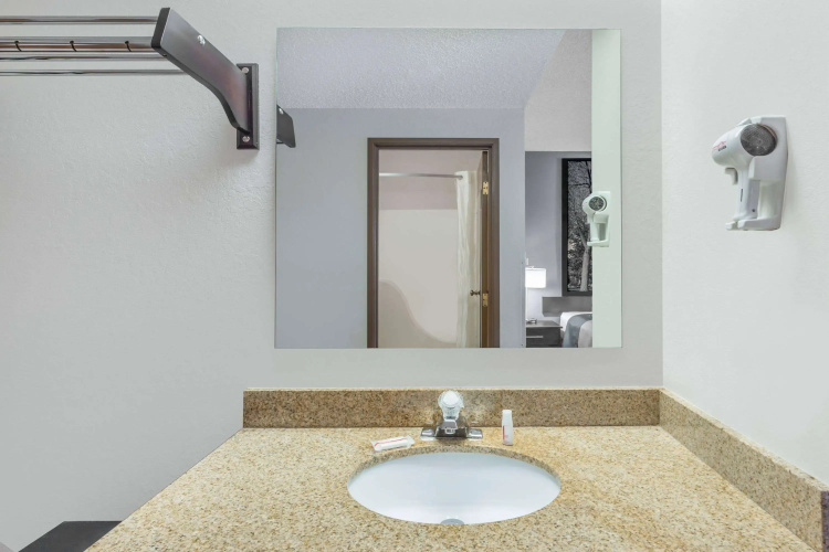 Super 8 by Wyndham Madison South