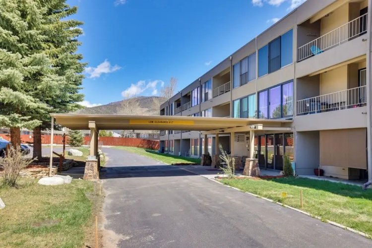 Mtn & Reservoir Views: Cozy Dillon Condo!