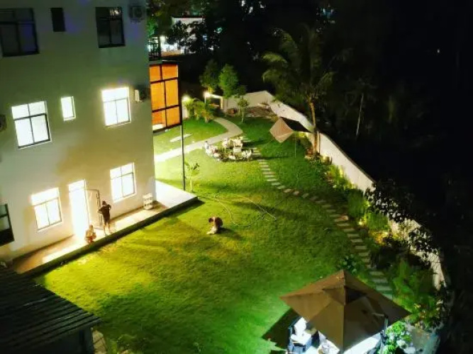 Wanning Yellow&White Homestay