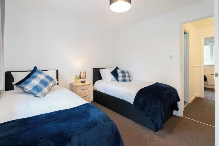 2 Bed-sleeps 4-private Garden- Free Parking