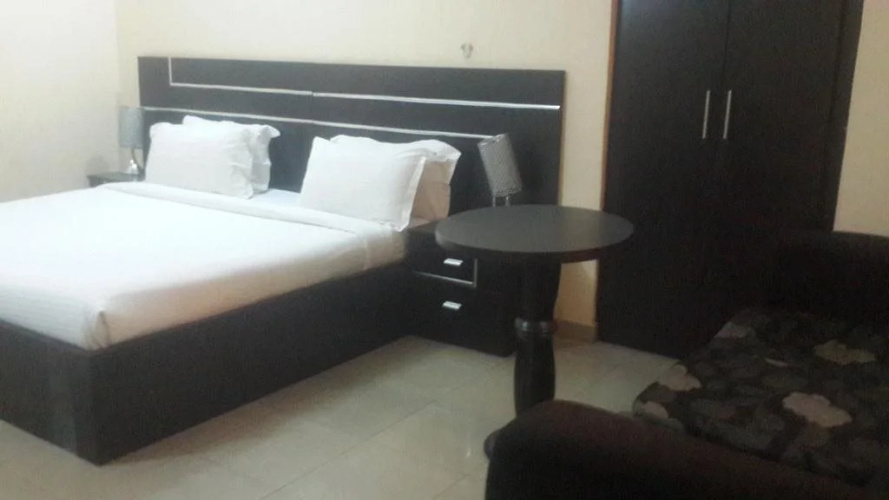 Pine Crest Exclusive Hotel & suite