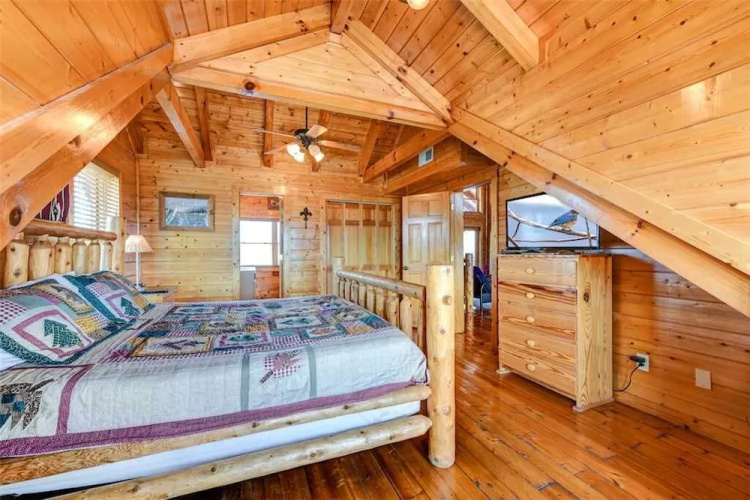 Mountaintop Lodge - Eight Bedroom Cabin